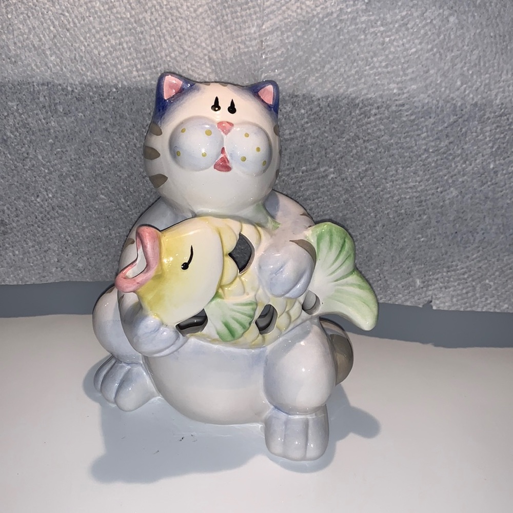 💚 Cat‎ with fish tea light ADORABLE